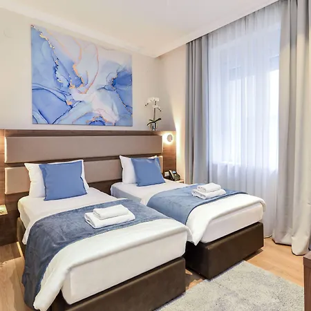 Opera Garni Hotel 4*